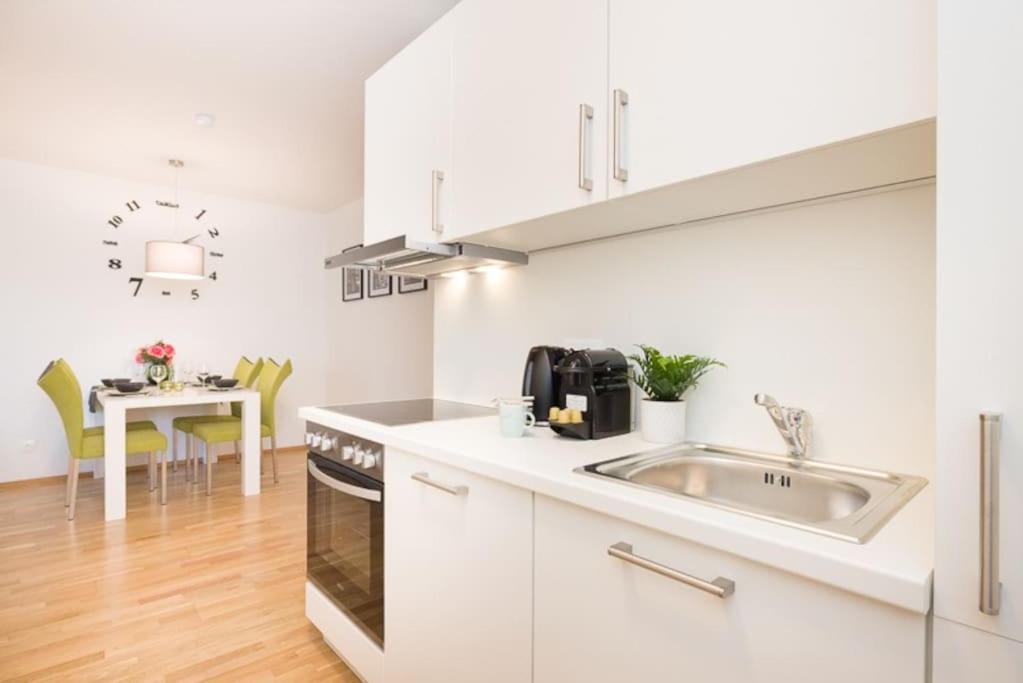 Premium City Apartment With Balcony! Free Garage Parking Included! Vienna Exterior photo